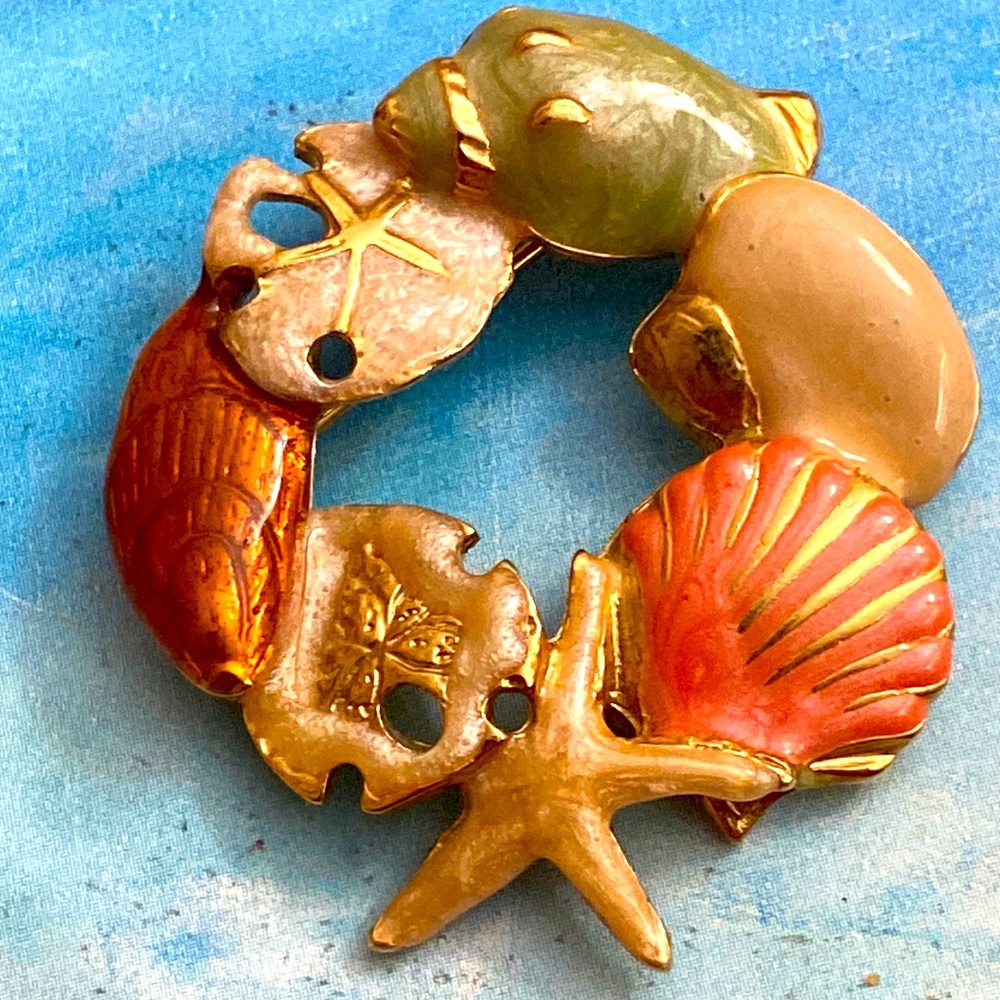 Vintage 80s Signed JJ Gold Toned & Enamel Seashells & Starfish Broach!